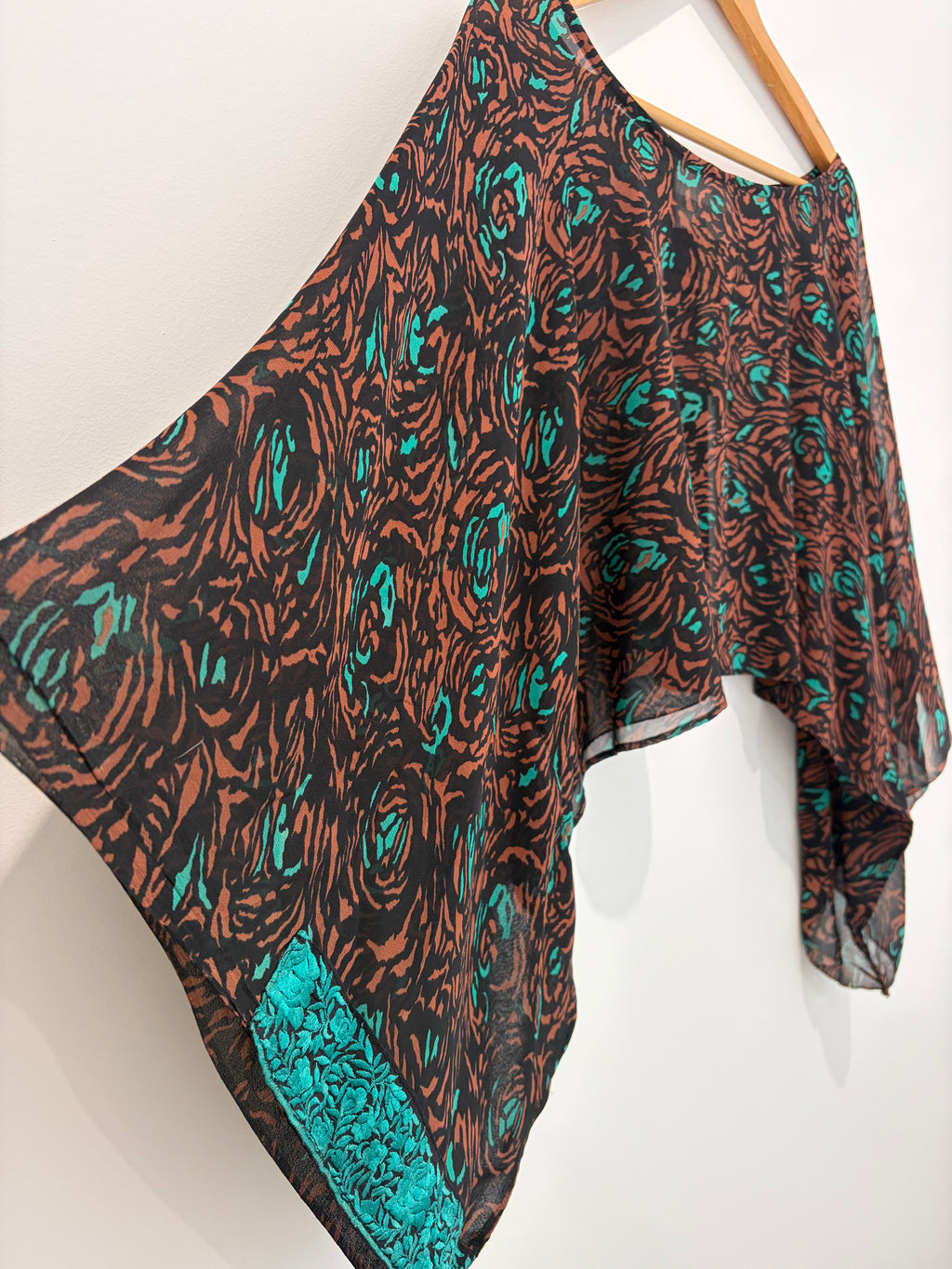 Rumi crop top : abstract eve